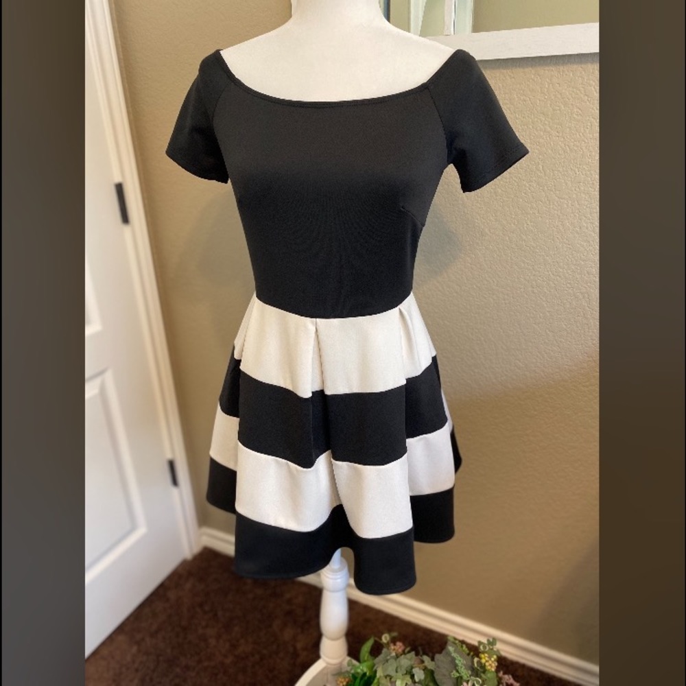 A’gaci Black/White Skater Dress Size Junior Large.